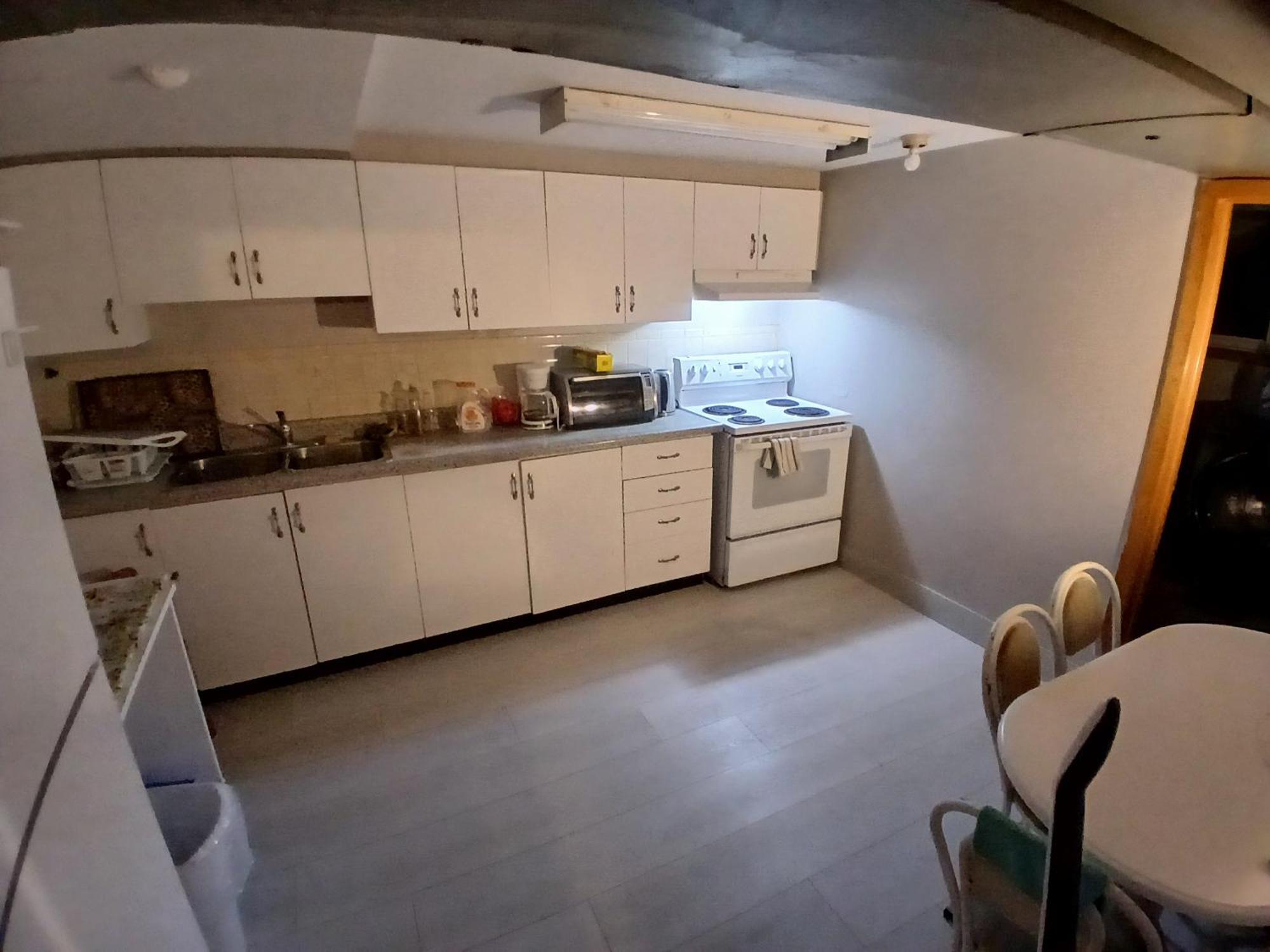 Cozy Apartment With A Spacious Backyard In The Ravine Торонто Экстерьер фото